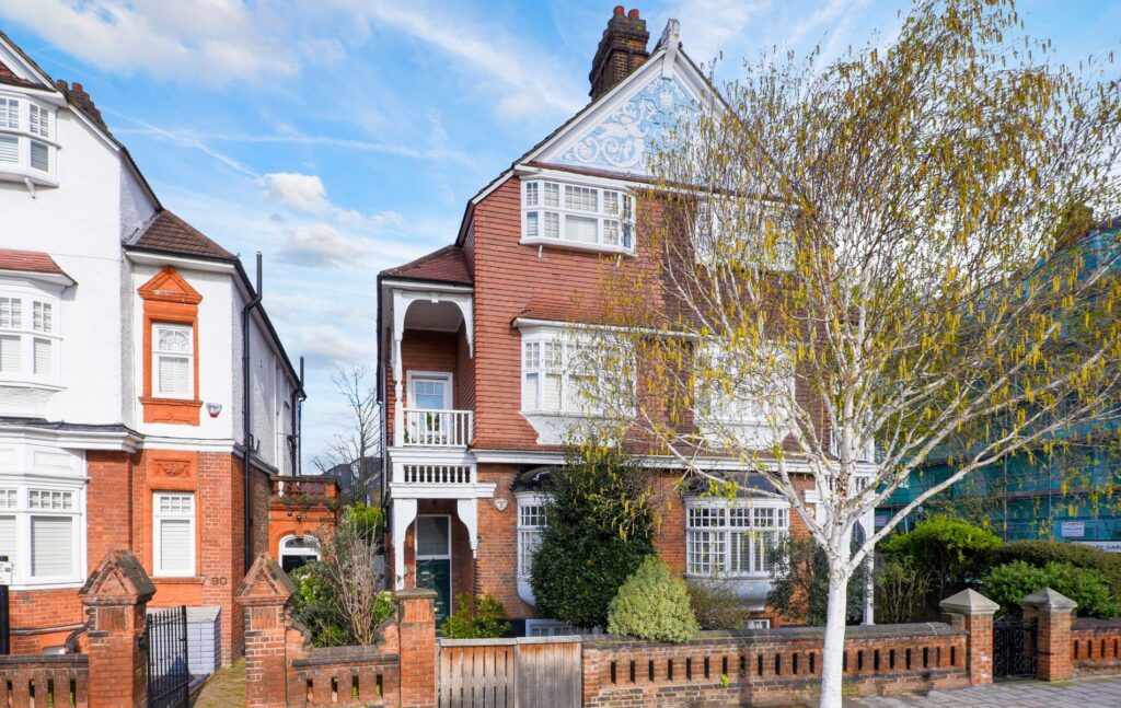 Property in Grove Park Schools in Chiswick