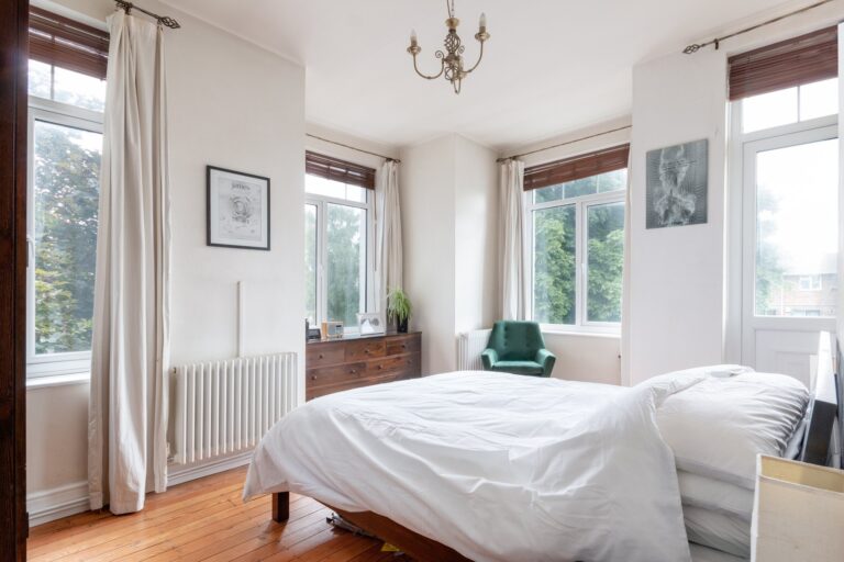 images of property on Sutton Court Mansions
