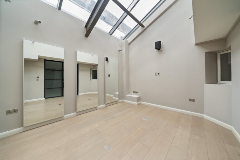 images of property on Chiswick High Road