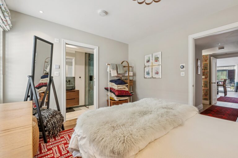 images of property on Richford Street