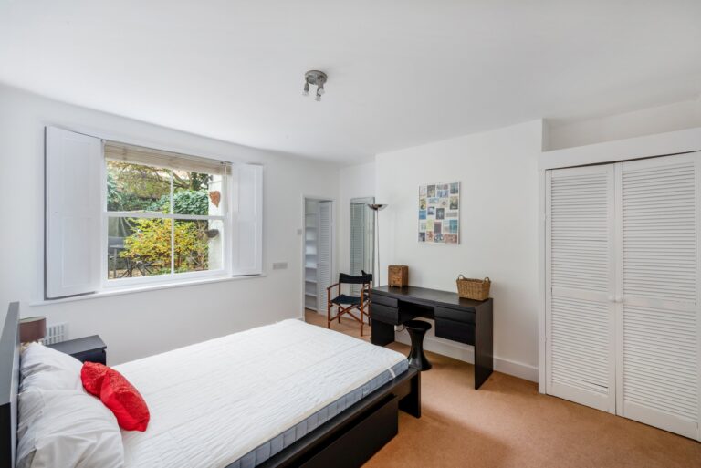 images of property on Ravenscourt Road