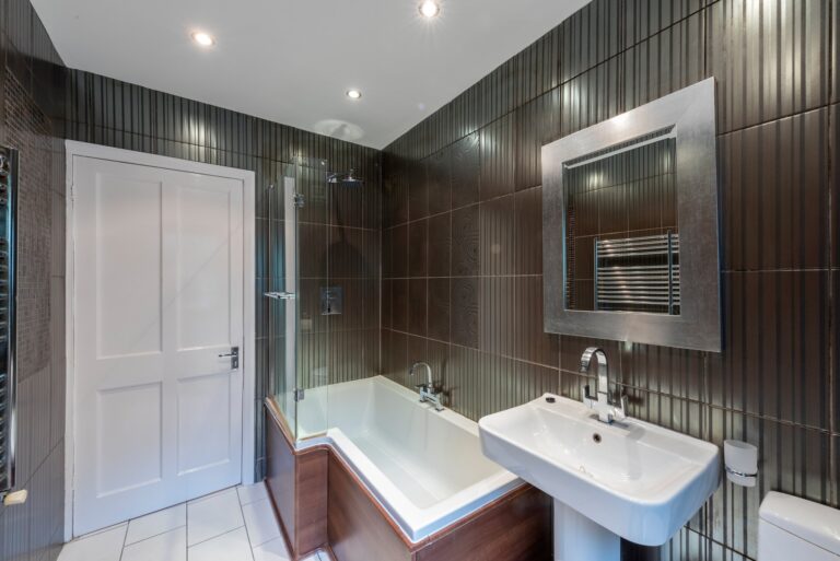 images of property on Ravenscourt Road