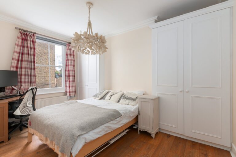 images of property on Bradmore Park Road