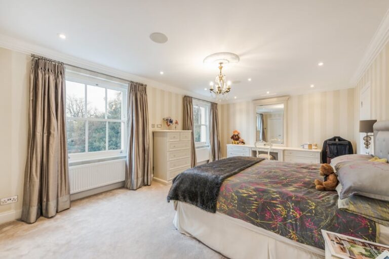 images of property on Ravenscourt Square