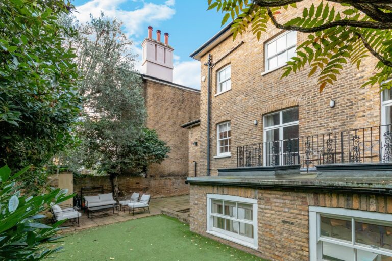 images of property on Ravenscourt Square