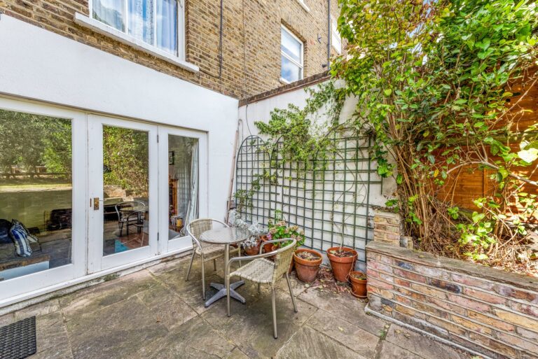 images of property on Cambridge Road North