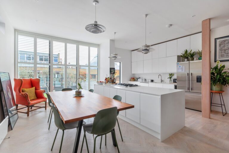 images of property on Ravenscourt Avenue