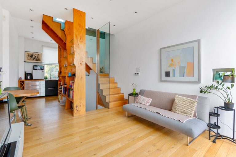 images of property on Ravenscourt Avenue