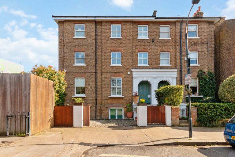 images of property on Ravenscourt Avenue