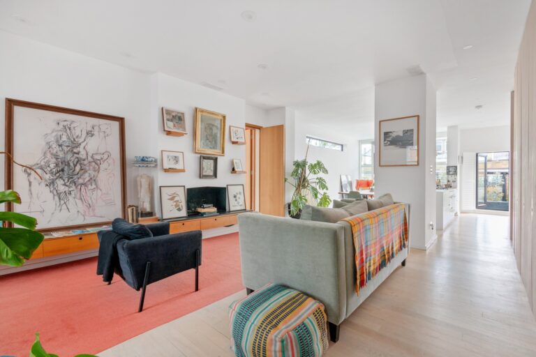 images of property on Ravenscourt Avenue