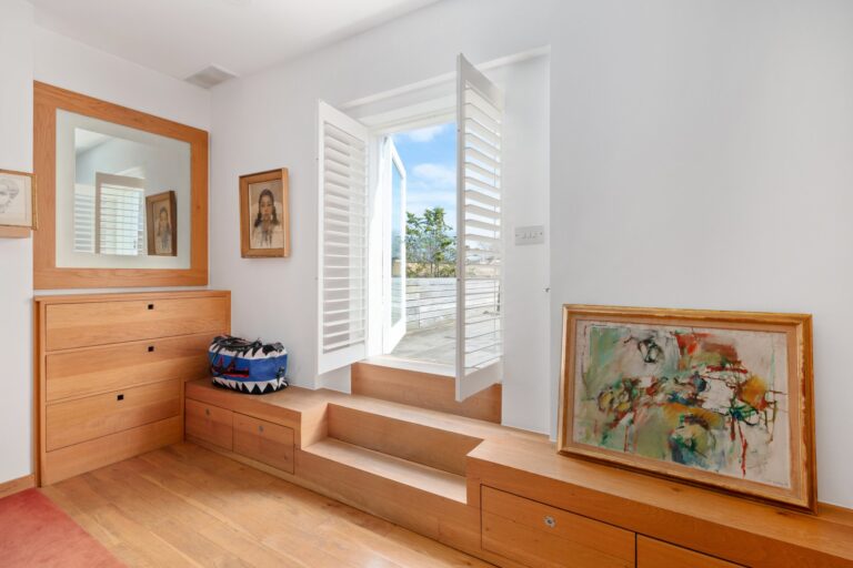 images of property on Ravenscourt Avenue