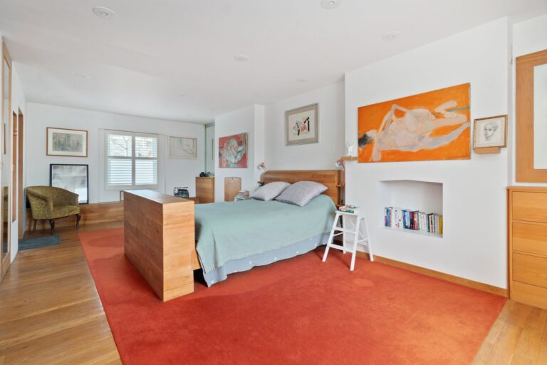 images of property on Ravenscourt Avenue