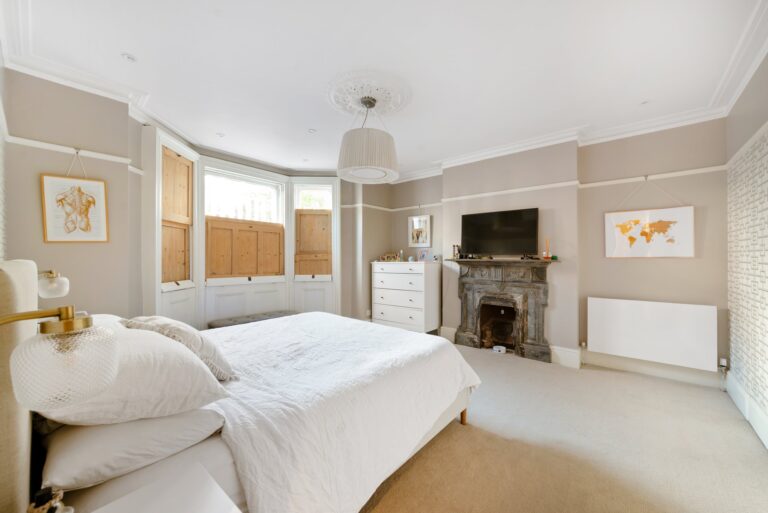 images of property on Thorney Hedge Road