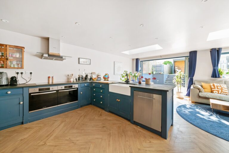 images of property on Thorney Hedge Road