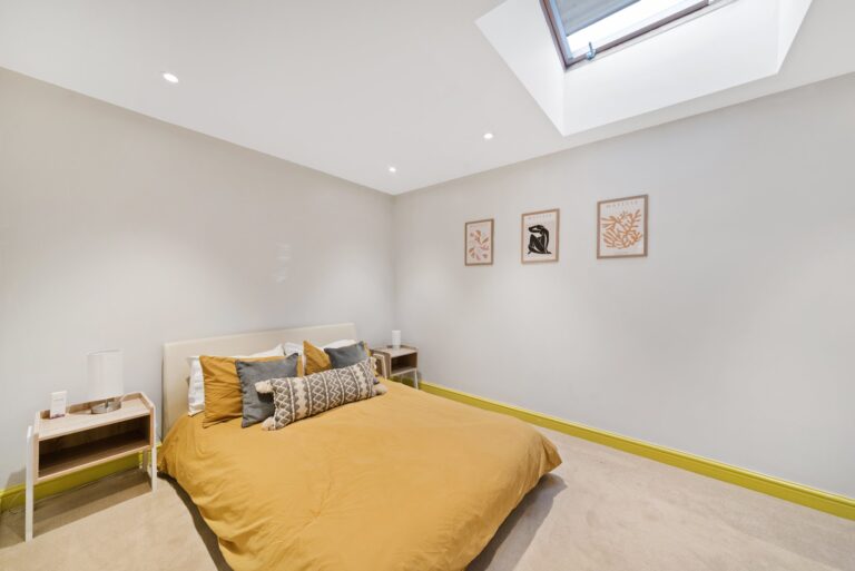 images of property on Thorney Hedge Road