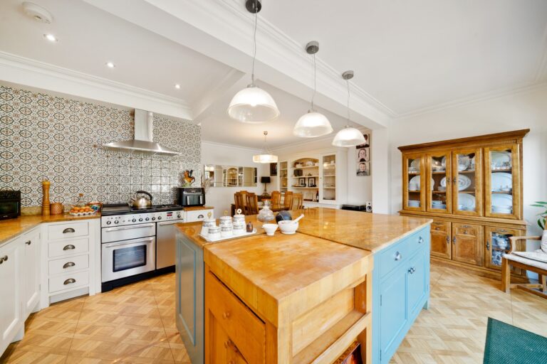 images of property on Lawford Road