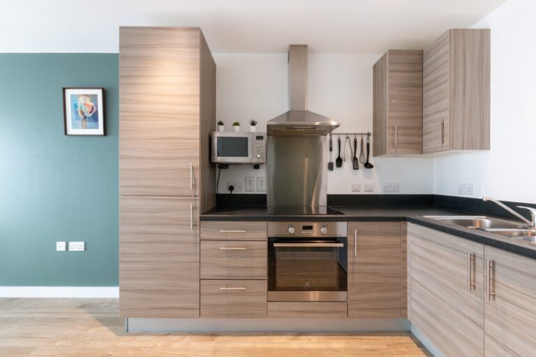 images of property on Pump House Crescent