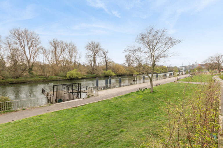 images of property on Pump House Crescent