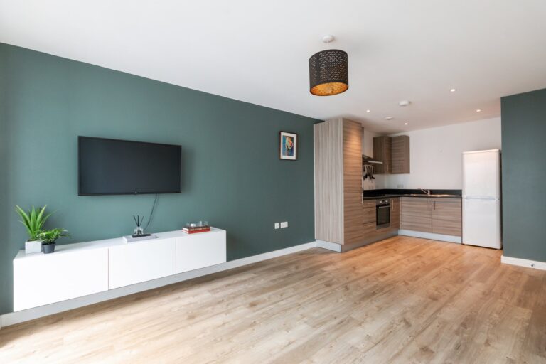 images of property on Pump House Crescent