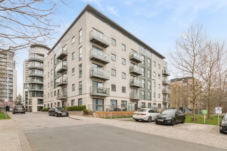 images of property on Pump House Crescent