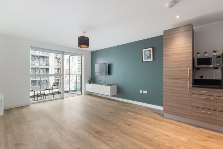 images of property on Pump House Crescent