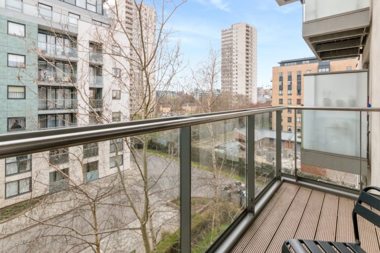 images of property on Pump House Crescent