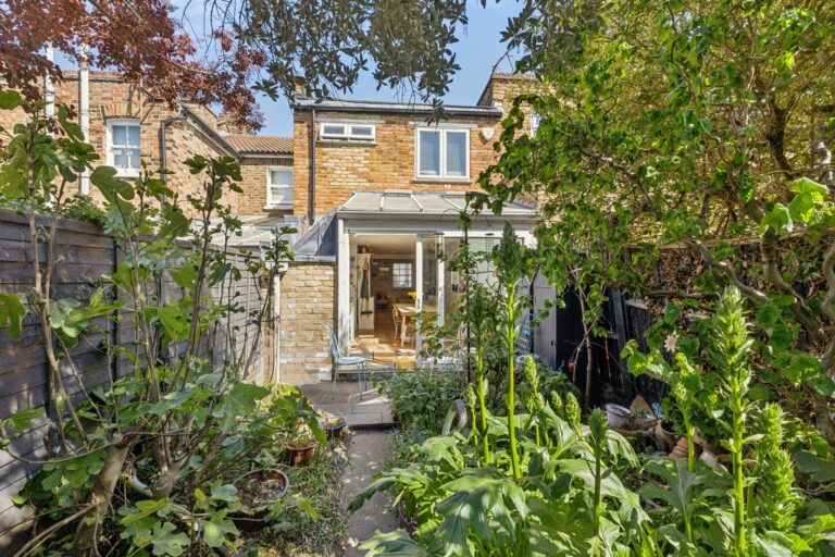 images of property on Cardross Street