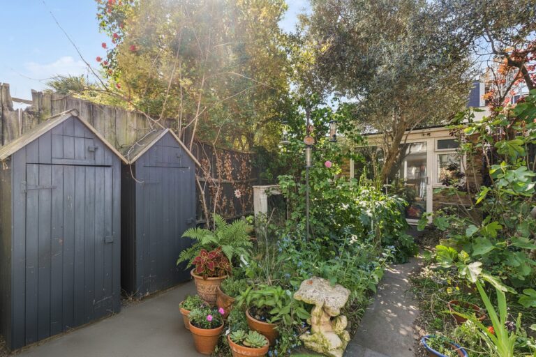 images of property on Cardross Street