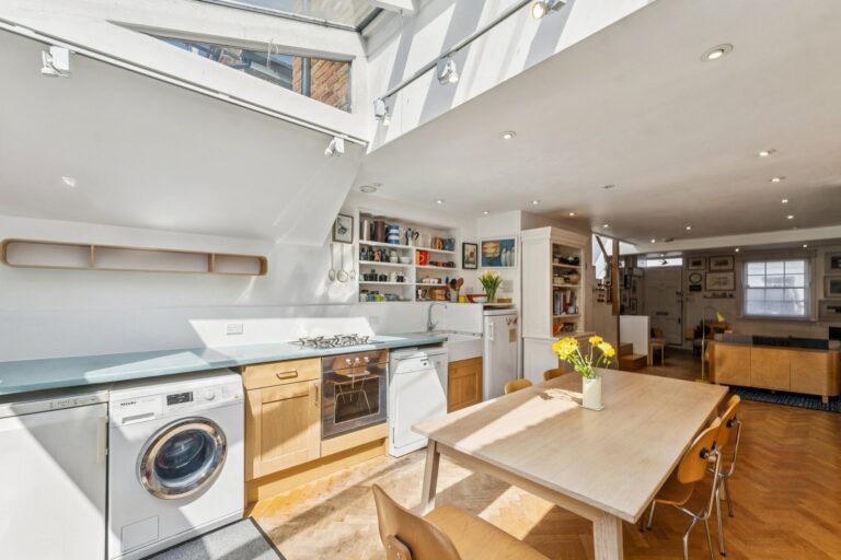 images of property on Cardross Street