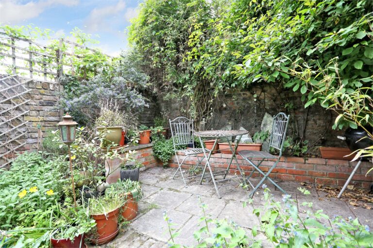 images of property on Raynham Road