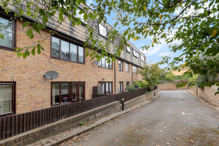 images of property on Glenthorne Road