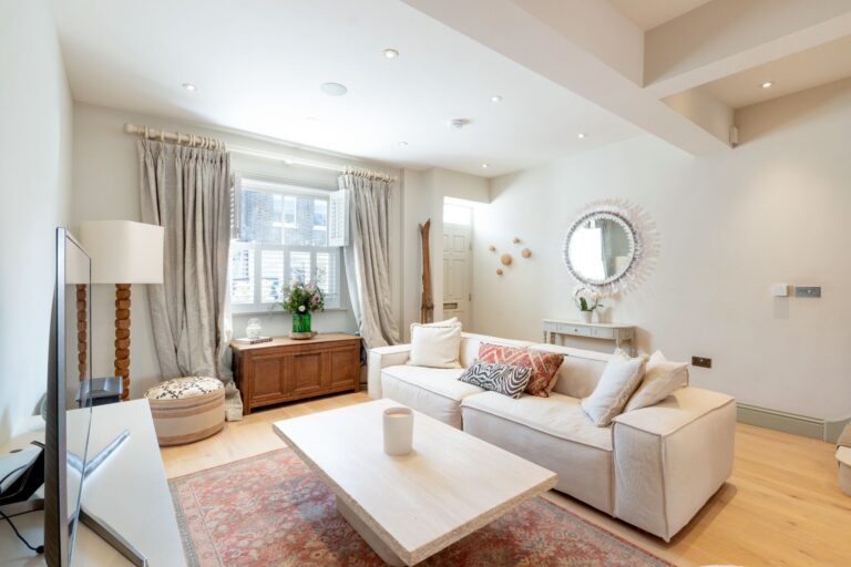 images of property on Cardross Street