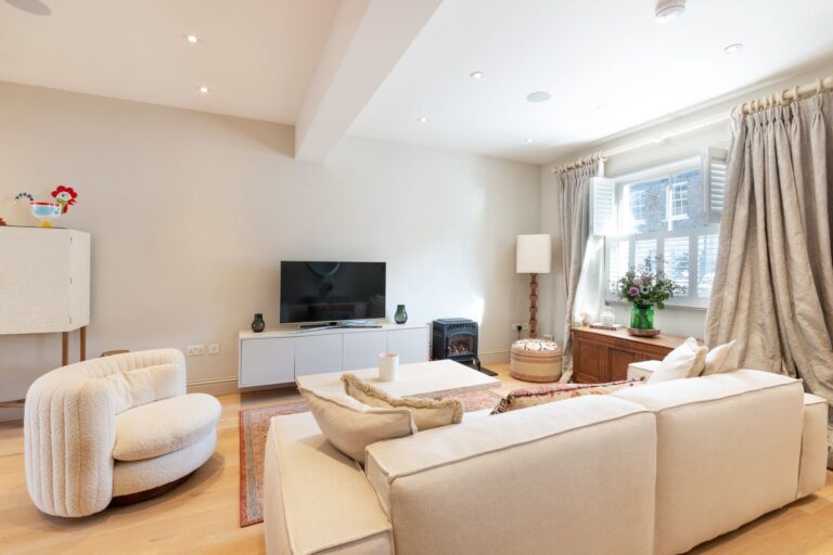 images of property on Cardross Street