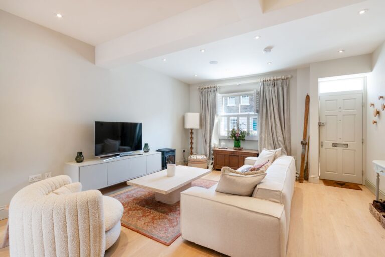 images of property on Cardross Street