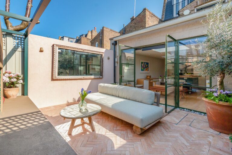 images of property on Cardross Street