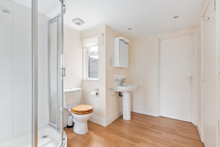 images of property on Rusthall Avenue