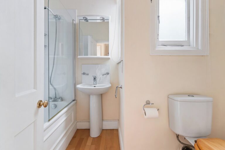 images of property on Rusthall Avenue