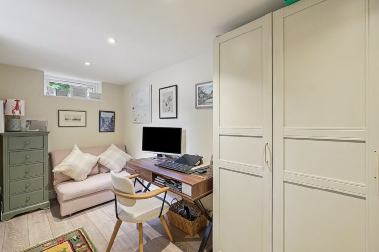 images of property on Coningham Road