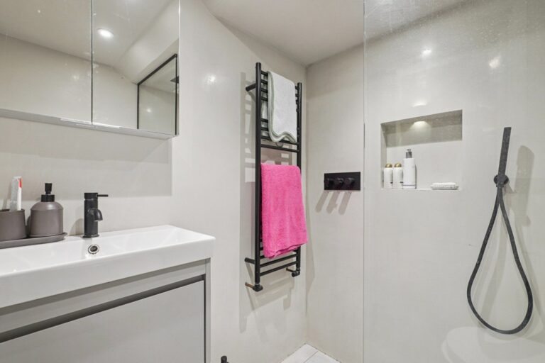 images of property on Coningham Road