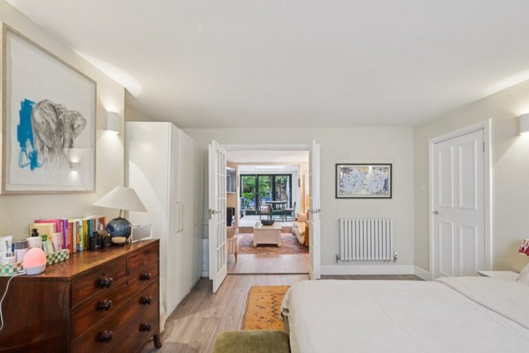 images of property on Coningham Road