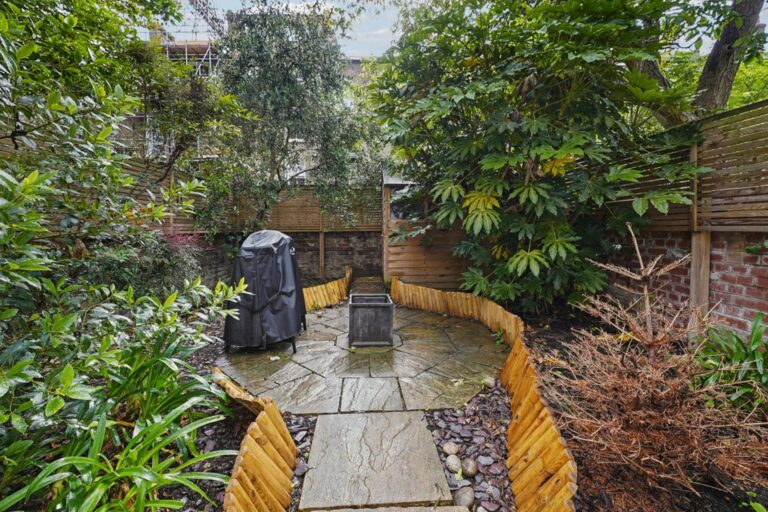 images of property on Coningham Road