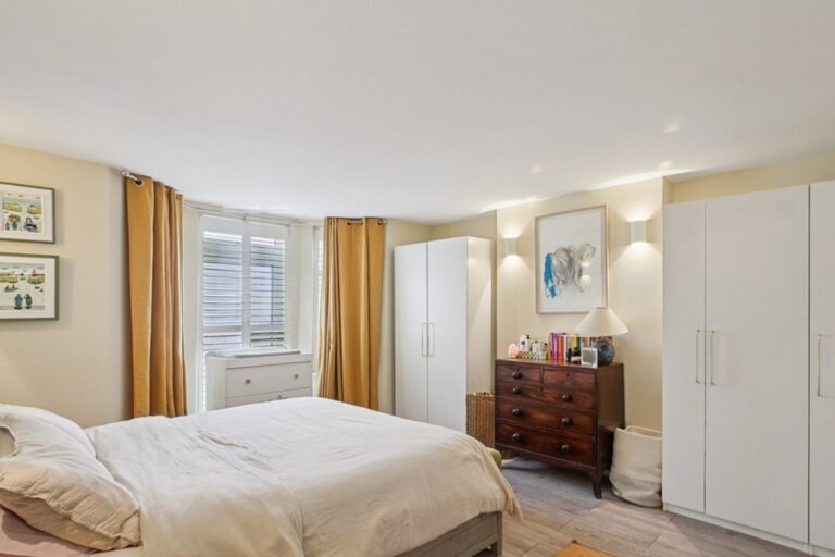 images of property on Coningham Road