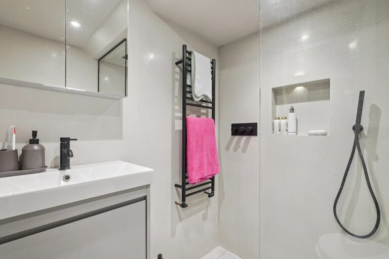 images of property on Coningham Road