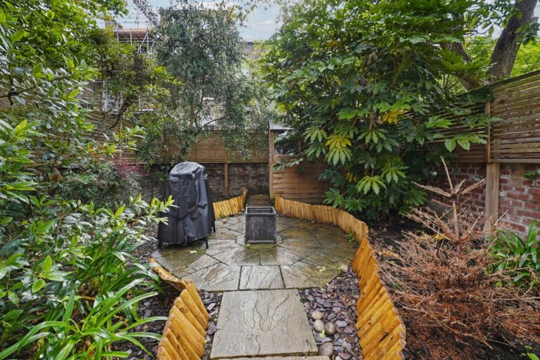 images of property on Coningham Road