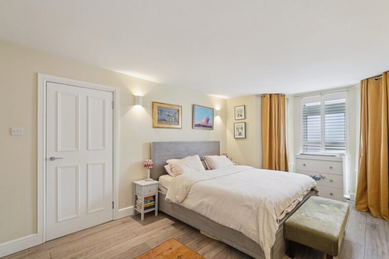 images of property on Coningham Road