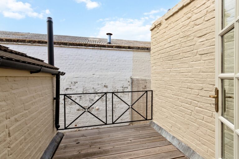 images of property on Snarsgate Street