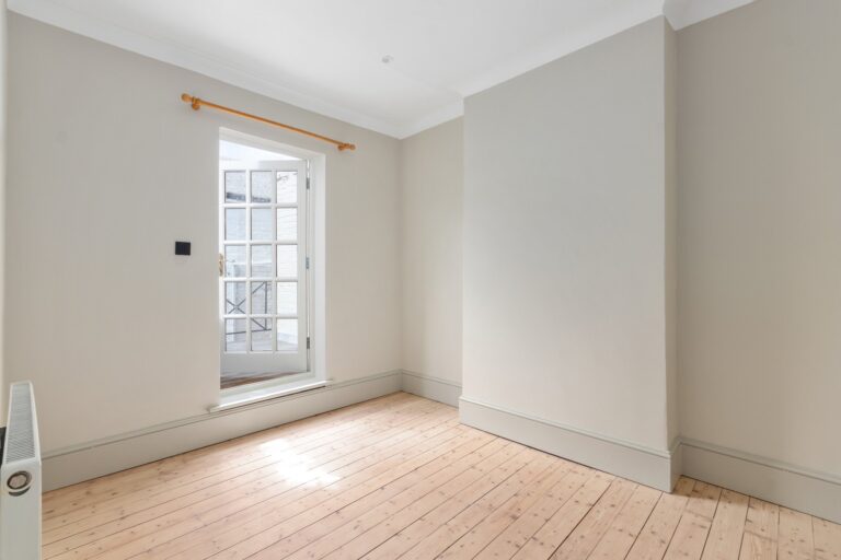 images of property on Snarsgate Street
