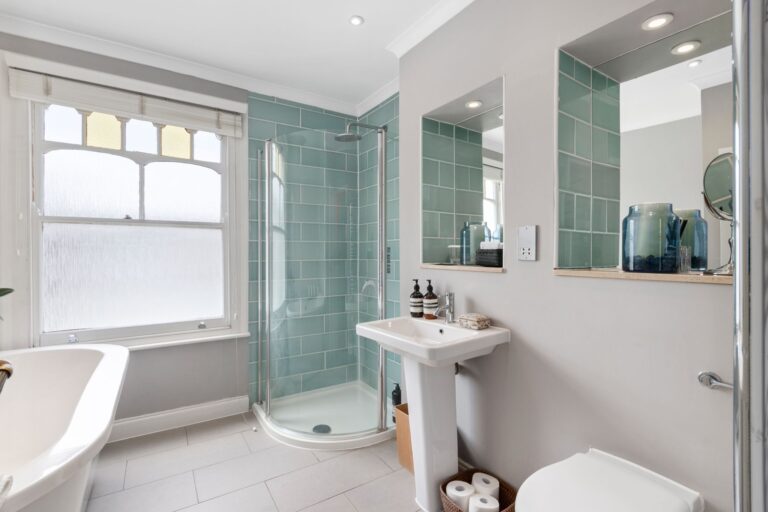 images of property on Ennismore Avenue