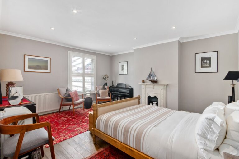 images of property on Ennismore Avenue