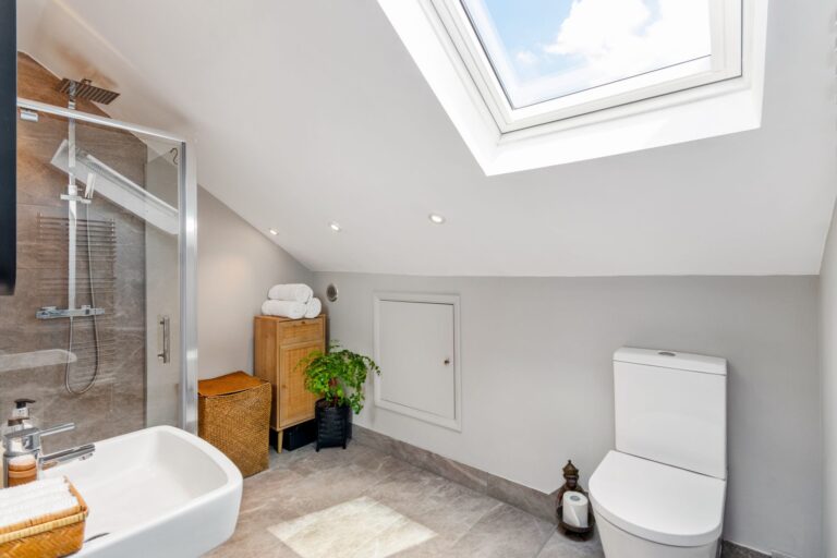 images of property on Ennismore Avenue